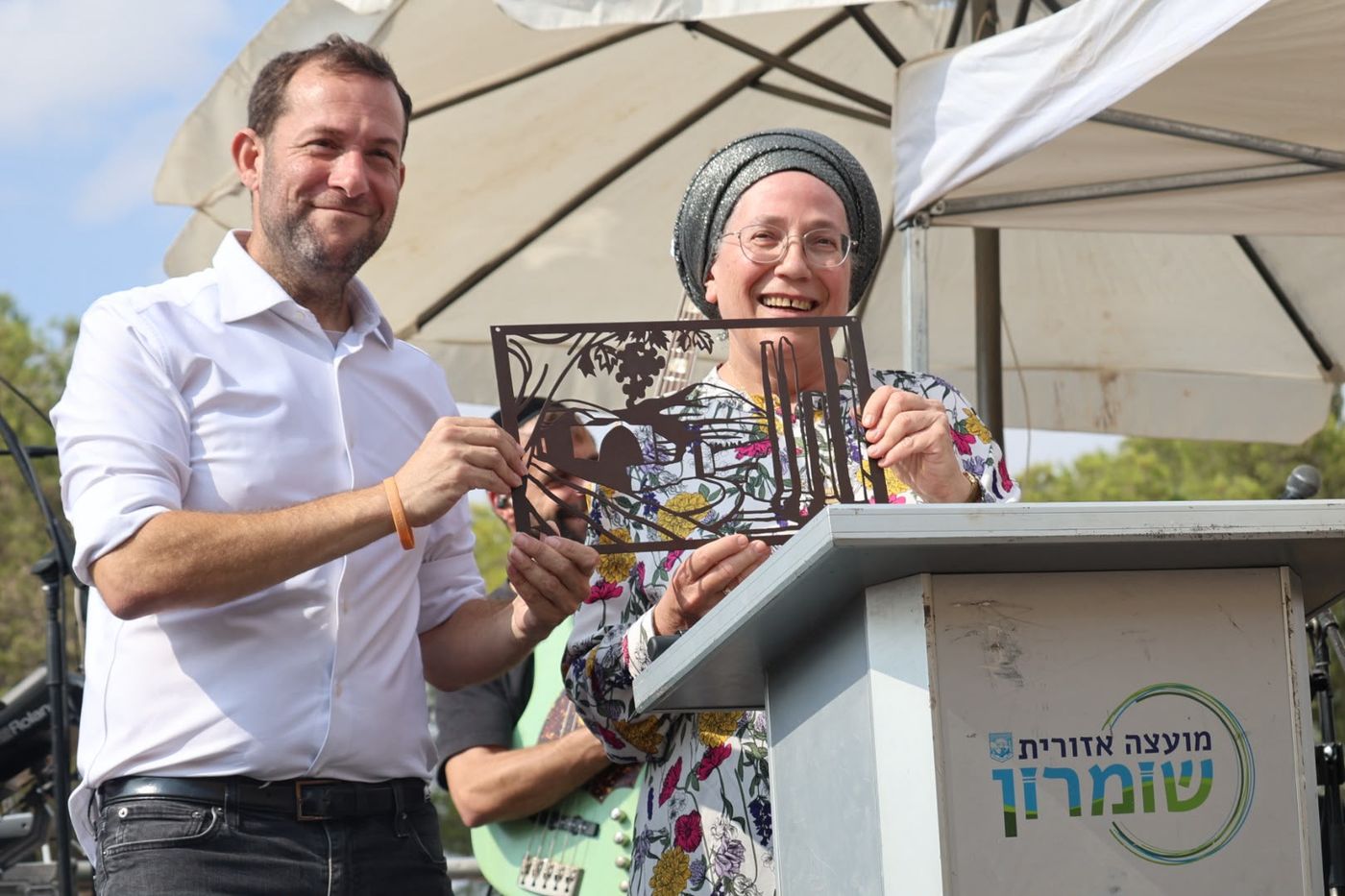 ראש מועצת שומרון מעניק לשרה אורית סטרוק את "תחריט השומרון"