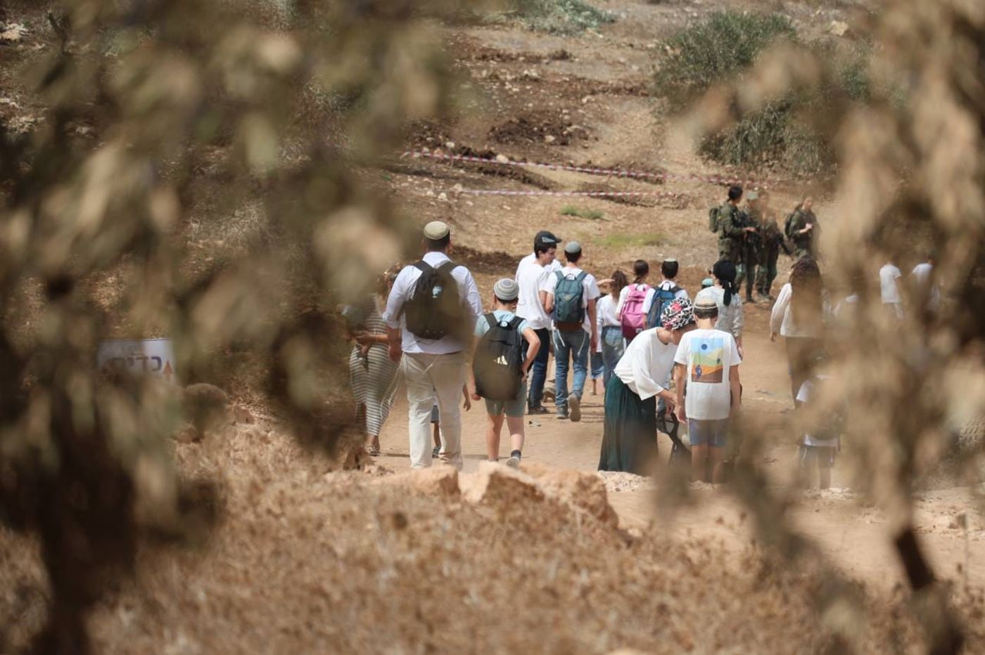  הצועדים מגנים לכדים
