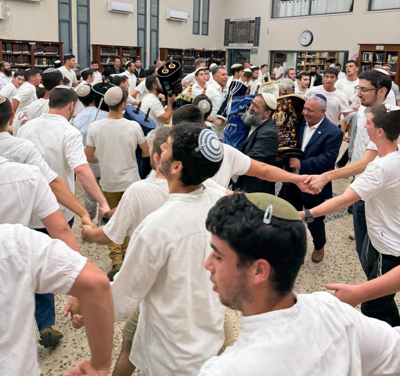 איזנקוט וכהנא בהקפות עם הרב גרנות