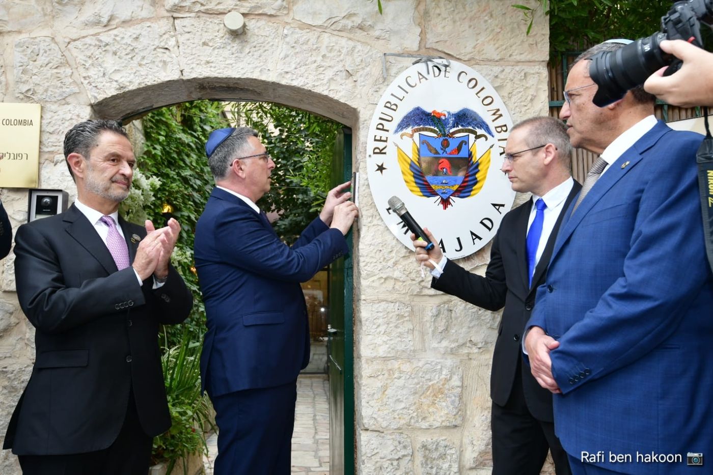 קביעת מזוזה בשגרירות קולומביה