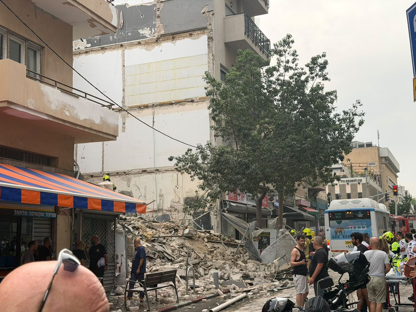 הבניין שקרס