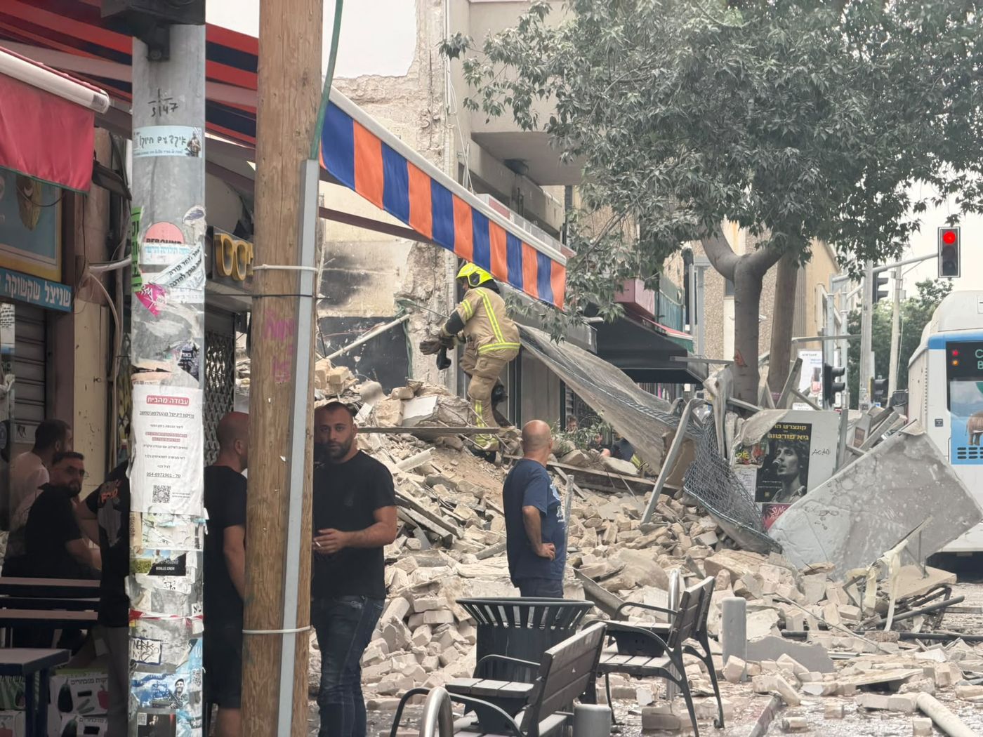 כוחות חילוץ בזירה