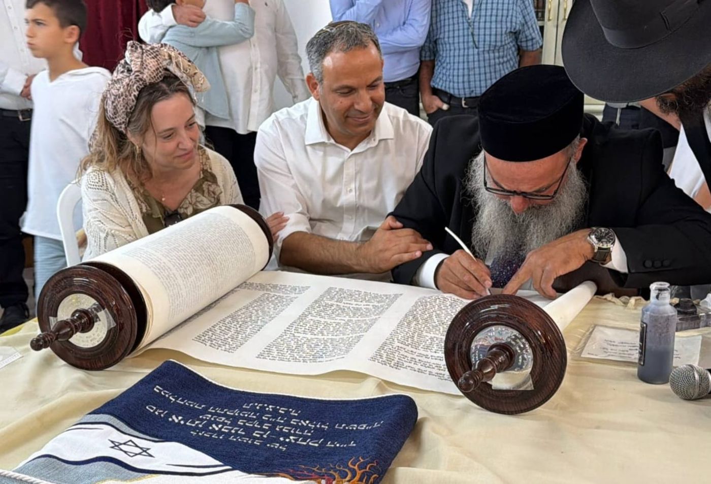 “בחרנו שוב בחיים”: ספר תורה הוכנס לישוב רחבעם לזכר סגן איתן בן יצחק