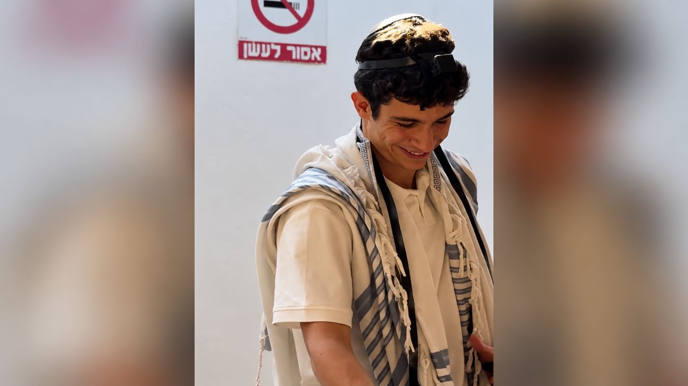 אמיר בנאי מניח תפילין