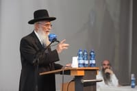 הרב יעקב אריאל נגד רבני הפייסבוק: "פורצי גדר"