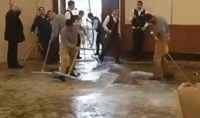 צפו: הסיוט של כל חתן וכלה: זרנוקי המים הופעלו בחופה