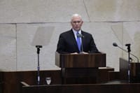 לא לבד: זה הרב שכתב למייק פנס את הנאום