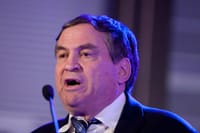 צפו: עוזי דיין ציטט את שייקספיר ונאלץ להתנצל