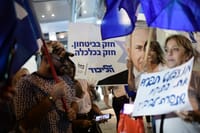 לקראת השימוע: פעילי ליכוד הגיעו להפגין נגד מנדלבליט