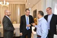 צוותי המו"מ נפגשו: השר לוין דורש תשובות מכחול לבן