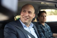 כעוף החול: בנט שוב נוסק, אך יש גם סכנות מסביב