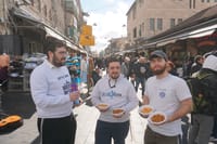 צפו: חילקו סוכריות לרגל חיסול סולימאני