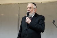 עם החיסונים: הרב ישראל מאיר לאו נדבק בקורונה