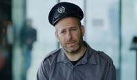 צפו: הפינה החדשה של חנוך דאום ב'ארץ נהדרת' | פרק 1