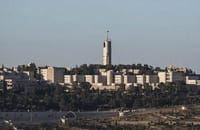 פרופסור באוני' העברית: הקורונה מתפשטת בגלל מנשקי המזוזות