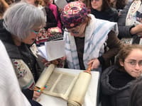 צפו: נשות הכותל עולות לתורה בכותל המערבי