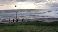 בתי הכנסת נשארו סגורים, אלפים יצאו לפארקים ולחוף הים