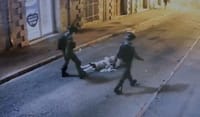 תיעוד מזעזע: שוטר מטיח חסיד לכביש ללא סיבה. צפו