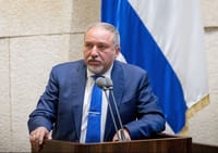 ליברמן תוקף: "המגזר החרדי מנסה להגיע לחסינות עדר"