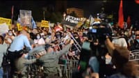 צפו: מפגיני השמאל מנסים לפרוץ דרך לבית רה"מ