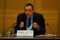 לאחר שלא חש בטוב: צבי האוזר פונה לבית החולים