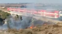 הרכבת עוברת מעל הפסים הבוערים מבלון נפץ. צפו