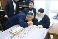 גמזו אצל הרב קנייבסקי, בכיר הרבנים הליטאי, תמונה ישנה