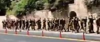 חיילי נצח יהודה שרו 'ביבי מלך ישראל' מול המפגינים