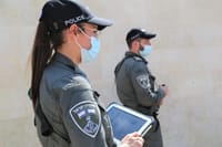 צפו: המשטרה תופסת על חם בר שהפר את הסגר
