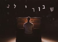 מפתיע: כך נשמע הלהיט של חנן בן ארי ביידיש. צפו