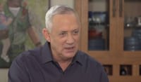 צפו: בני גנץ מתפוצץ על אמנון אברמוביץ' בראיון
