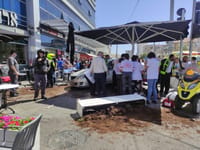 רכב התפרץ למסעדה בבת ים: 12 פצועים, אחת אנוש