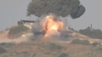תיעוד: טיל נ"ט פגע ברכב בעוטף עזה, הנהג ניצל