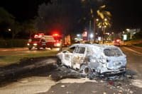 מכונית שהוצתה על ידי ערבים ישראלים במהלך הפרות סדר בלוד. (צילום יוסי אלוני / פלאש 90)