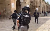 עימותים בהר הבית: שוטר הופל במדרגות; ההמון הריע