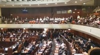 בנאומו של בנט: ח"כים הניפו תמונות של נרצחים בפיגועים