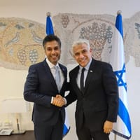 לפני הנסיעה: לפיד נפגש עם שגריר האמירויות בישראל