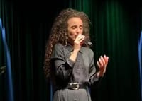 צפו: יובל דיין מבצעת את יה-אכסוף על הבמה