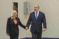 "אני מודאג": מה עשה הזוג נתניהו בביתו של מיקי לוי?