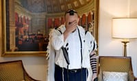 הרב עופרן: התמונה של בנט מתפלל – כמו תמונת עירום