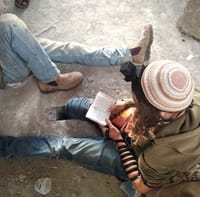 צפו: שוטר מכה מתנחל בפינוי אלים ביצהר