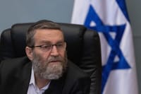 "הוא יושב לידי": גפני חושף את מצבה של הקואליציה