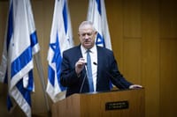 גנץ אישר תושבות ביו"ש ל-4,000 פלסטינים