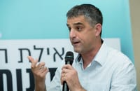 עם מקל: צפו בתקיפת הכתב הסרוג של חדשות 13