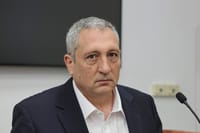 ניר חפץ העיד בבכי: "הופעלו עליי לחצים"