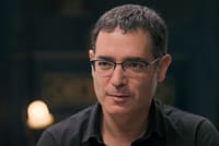 משה בר סימן טוב מדבר על אישתו הדתייה ועליו. צפו