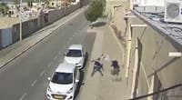 מוציא סכין, דוקר ונמלט: צפו בתיעוד פיגוע הדקירה ביפו