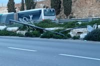 עמוד תאורה נפל על משאית בירושלים, 2 פצועים במקום