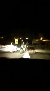 צפו: רכב ערבי עובר; רכב יהודי נעצר במחסום