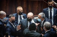 יו"ר הכנסת מיקי לוי מרגיע את בנט